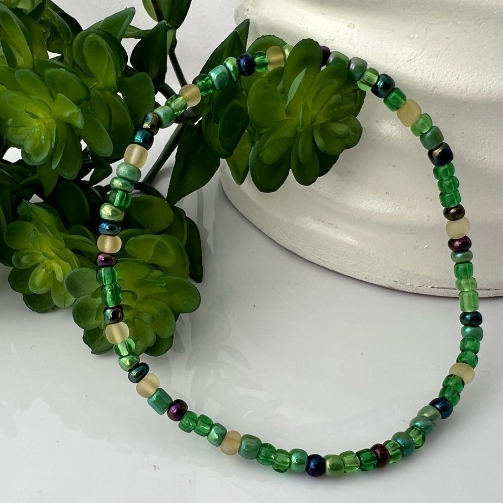 STRETCH Beaded Anklet in Green - Picture 4 of 12